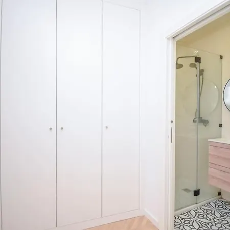 Central Modern Apt Private Patio Ac Lissabon