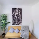 Central Modern Apt Private Patio Ac Διαμέρισμα *