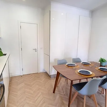 Central Modern Apt Private Patio Ac 아파트 *